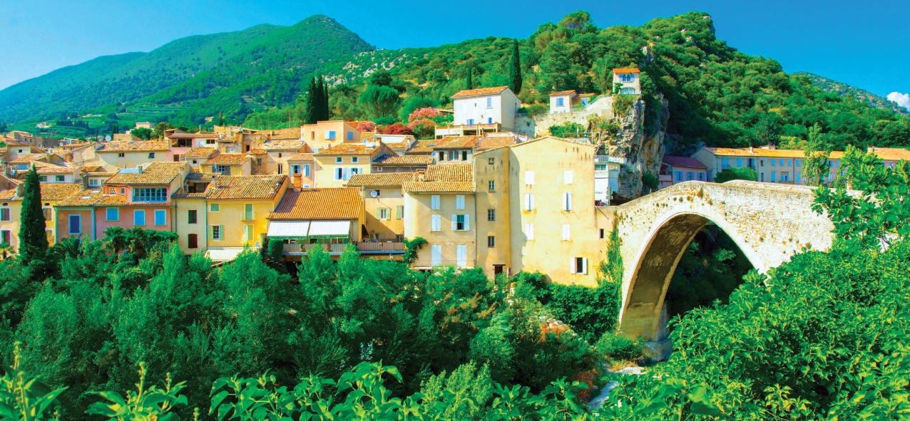 DROME PROVENCALE Terrasse au soleil